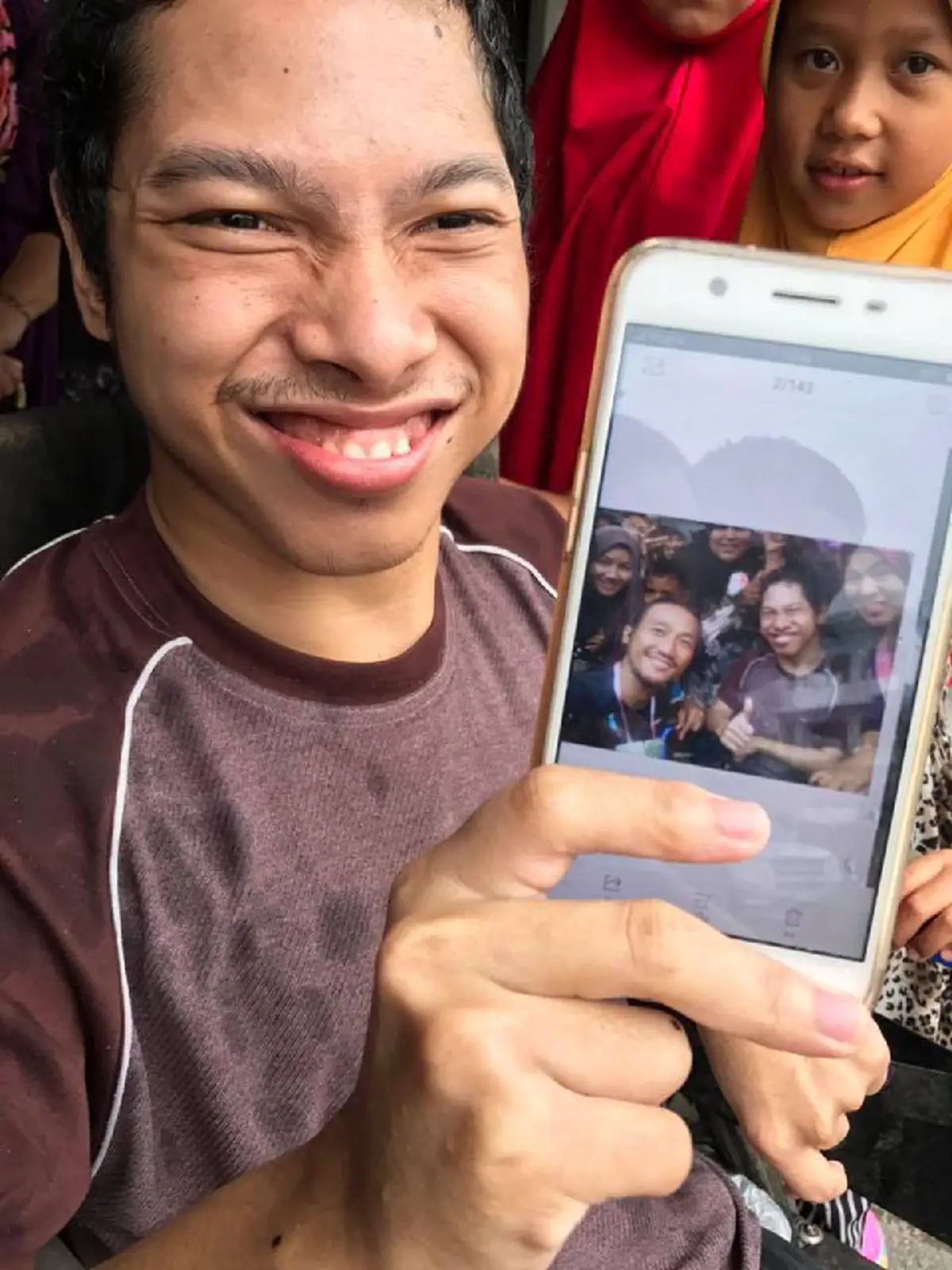 ภาพนี้ทำให้น้ำตาไหล..."ก้อย รัชวิน" โพสต์ภาพเด็กน้อยยืนอยู่บนรถทหารชูป้าย"สู้ๆ" ในดินแดนที่เขาว่า"น่ากลัวที่สุด"...เดินทางครั้งนี้