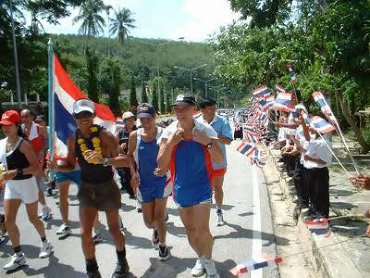 เห็นพี่ตูนวิ่ง ก็ทำให้นึกถึงท่านนี้ !!! "ด.ต.พลาม" วิ่งหาสันติสุขจากแม่สายมาเบตงด้วยรองเท้าคอมแบทเมื่อปี 48...ต่างเป้าหมายแต่หัวใจเดียวกัน!