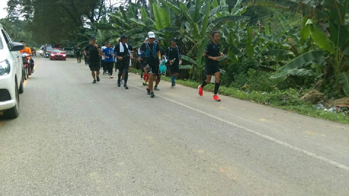 เห็นพี่ตูนวิ่ง ก็ทำให้นึกถึงท่านนี้ !!! "ด.ต.พลาม" วิ่งหาสันติสุขจากแม่สายมาเบตงด้วยรองเท้าคอมแบทเมื่อปี 48...ต่างเป้าหมายแต่หัวใจเดียวกัน!