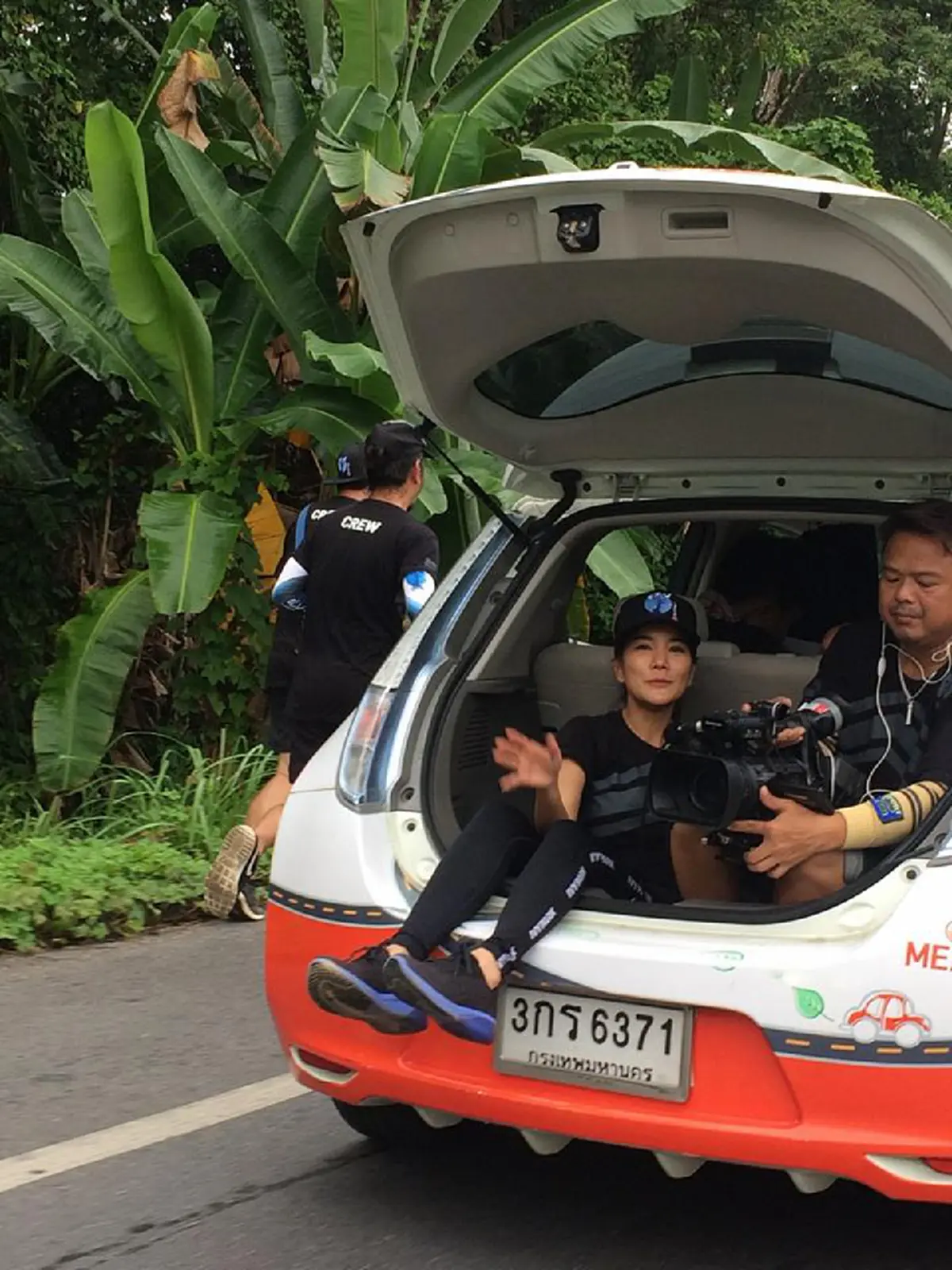 ภาพนี้ทำให้น้ำตาไหล..."ก้อย รัชวิน" โพสต์ภาพเด็กน้อยยืนอยู่บนรถทหารชูป้าย"สู้ๆ" ในดินแดนที่เขาว่า"น่ากลัวที่สุด"...เดินทางครั้งนี้