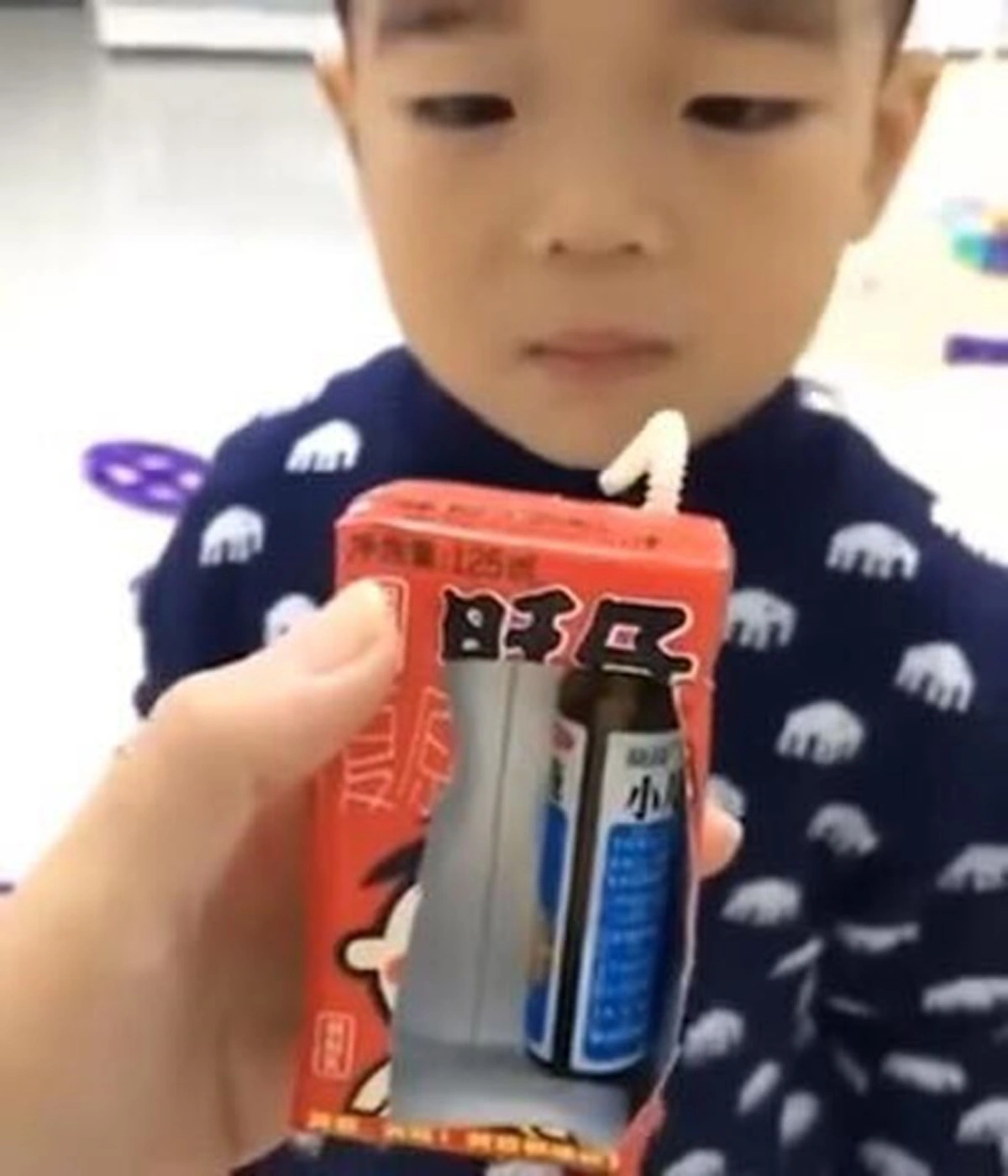 ใครมีลูกกินยายากต้องใช้วิธีนี้!!! คุณแม่หัวใส คิดค้นวิธีปราบเซียนหลอกล่อลูกให้กินยา หลังจากที่ไม่สบาย จนชาวเน็ตต่างชื่นชมในความคิดของเธอ