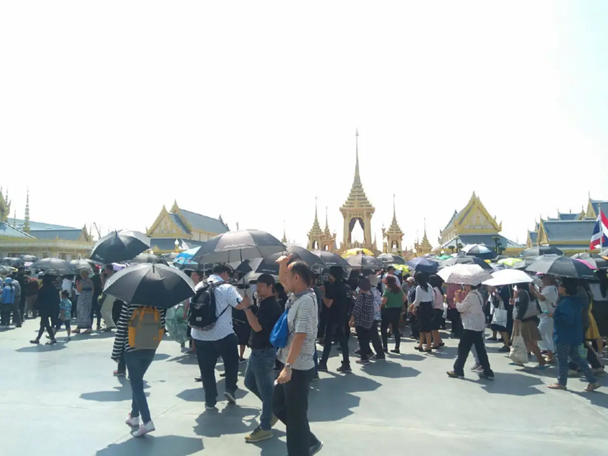 มันสมควรไหม??!! เเชร์ว่อนเน็ต...ช่างภาพรับงานถ่ายรูปรับปริญญา กับ"พระเมรุมาศ".. โลกออนไลน์รุมสับเละ!!..ใช้สมองส่วนไหนคิด?? (ภาพ,รายละเอียด)