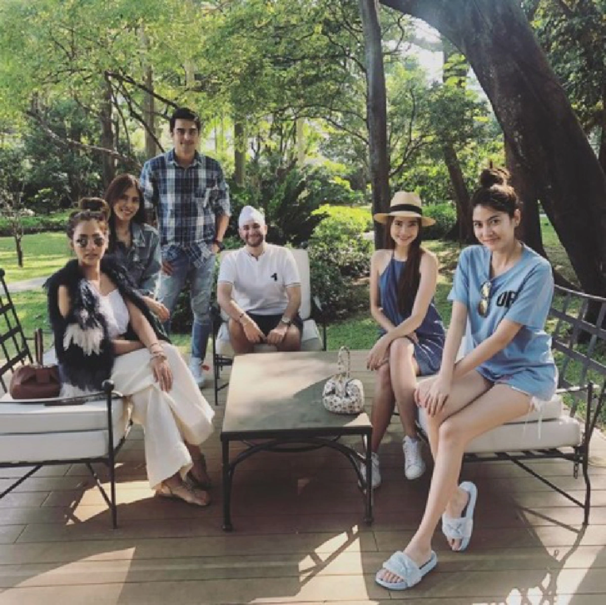 *ธรรมดาคนไม่จำ!!! เมื่อ "สะใภ้หมื่นล้าน"ดีกรีนางเอกชื่อดัง ซ้อนวินมอเตอร์ไซต์ รีบไปทำธุระ แต่พอซูมชัดๆกับเล่นท่ายากนั่งไขว่ห้างซะงั้น!!!
