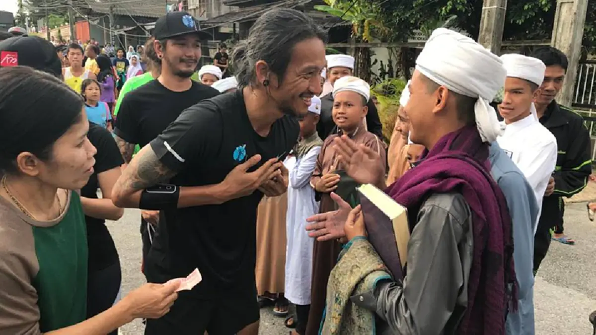 สุดจะบรรยาย!! โมเม้นต์ซึ้งๆประทับใจ "ตูน บอดี้สเเลม" เล่นกีตาร์ร้องเพลงกับ "เด็กหนุ่มปัตตานี"ด้วยบทเพลงที่เข้ากับช่วงเวลานี้ที่สุด!!(ชมคลิป)