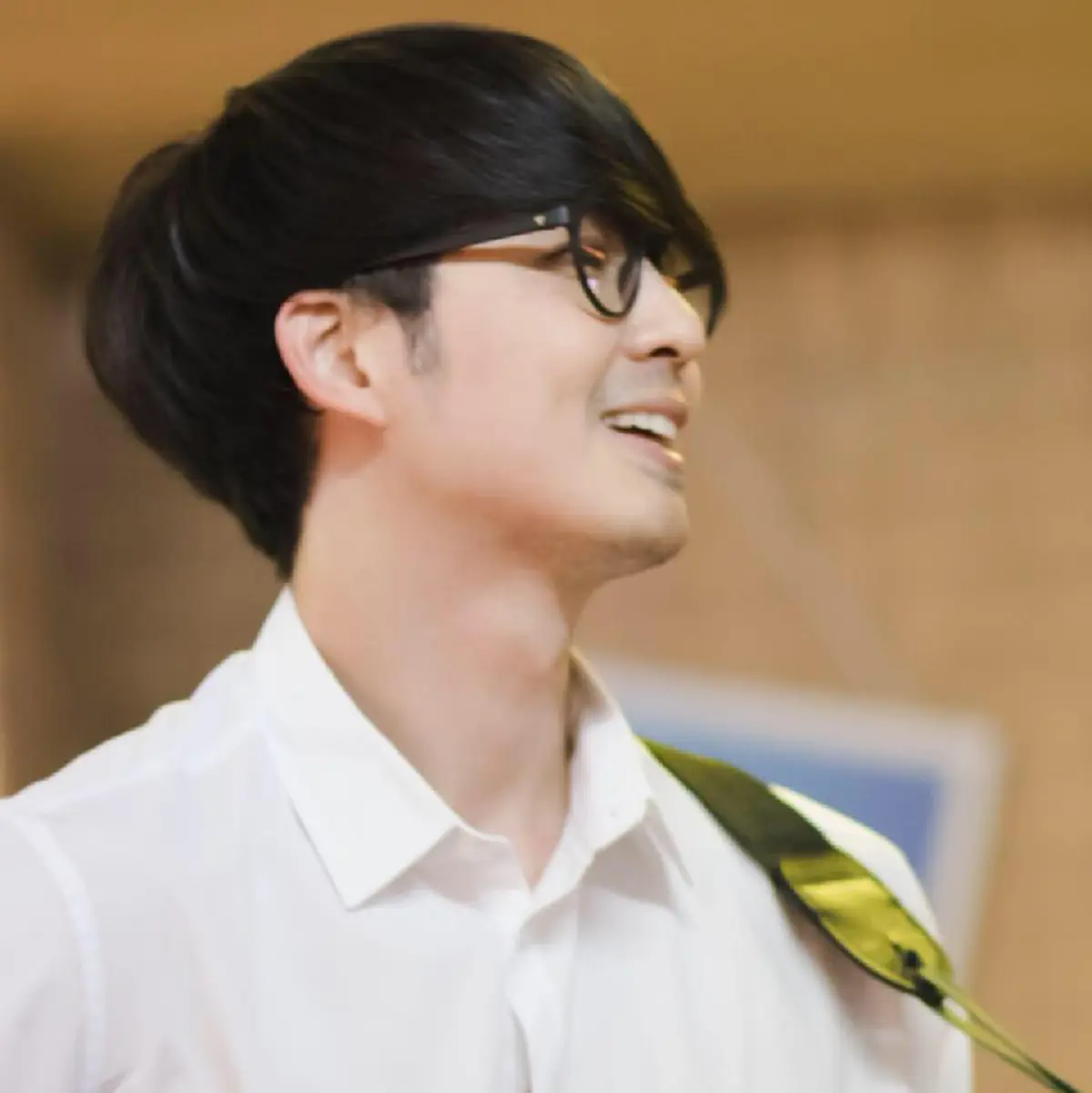 อื้อหือ !!  หล่อไม่แพ้พ่อ คนนี้ไง ทายาทของนักแสดงรุ่นใหญ่  "อนุสรณ์ เดชะปัญญา"  หันมา ถึงกับตะลึง เพราะเขาคือนักร้องค่ายดัง