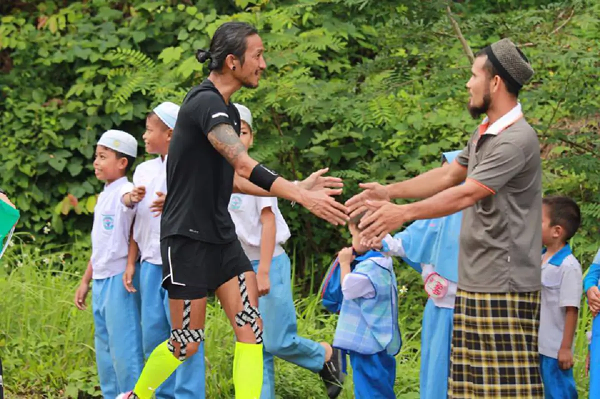 ภาพแห่งความประทับใจ! ตูน บอดี้สแลม รับสลามกับชาวมุสลิม หรือการทักทายของชาวมุสลิม สานสัมพันธ์ด้ามขวานไทยให้จับมือกันได้อีกครั้ง