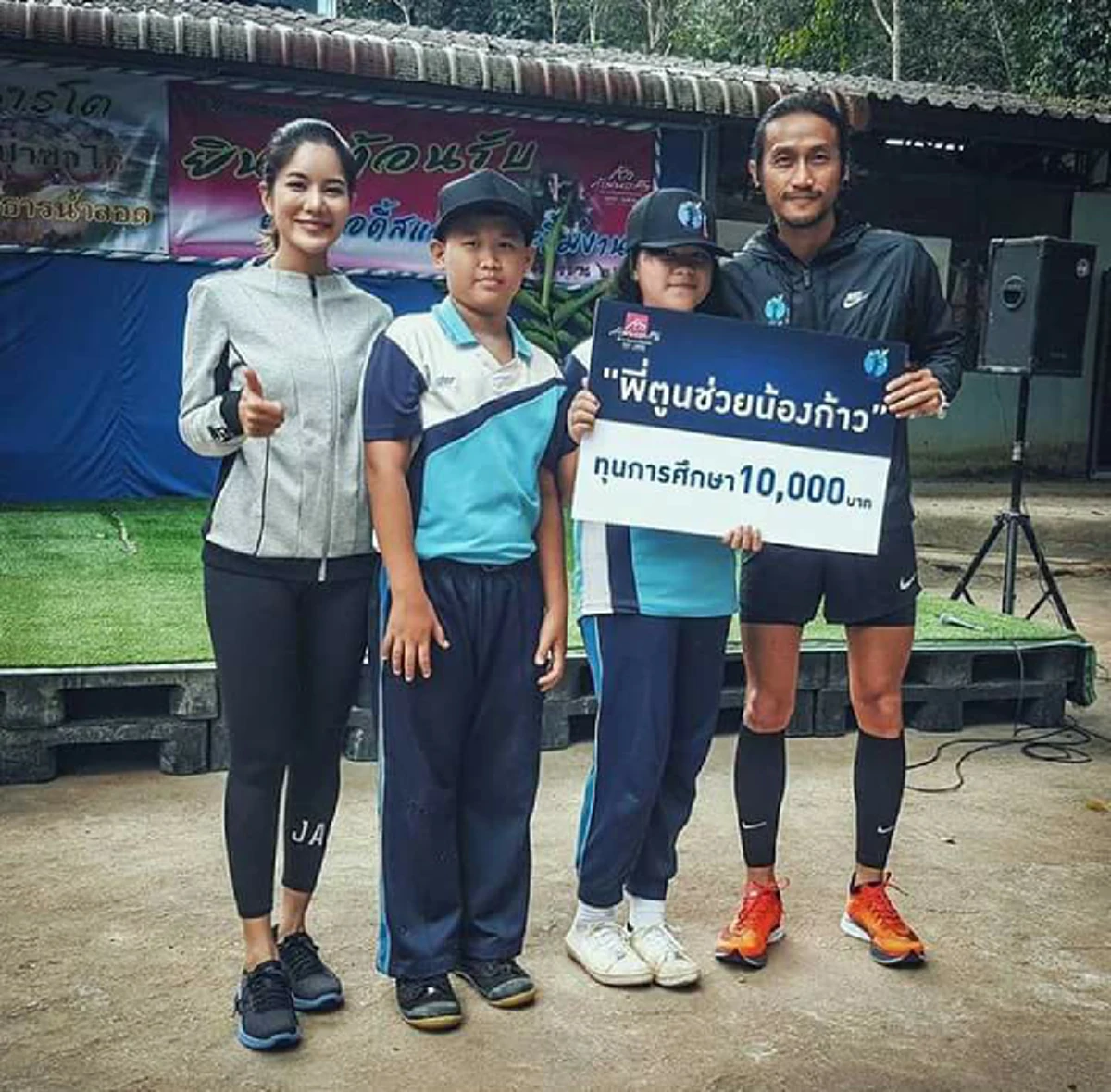 เห็นพี่ตูนวิ่ง ก็ทำให้นึกถึงท่านนี้ !!! "ด.ต.พลาม" วิ่งหาสันติสุขจากแม่สายมาเบตงด้วยรองเท้าคอมแบทเมื่อปี 48...ต่างเป้าหมายแต่หัวใจเดียวกัน!