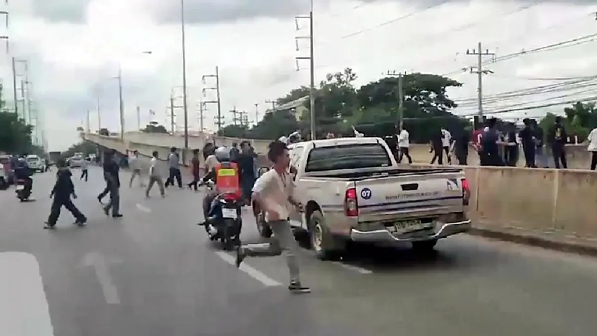 คะนองเลือด โจ๋เทคโนฯยกพวกปิดถนนตีกันเละวันสถาปนาสถาบัน ตายเป็นตาย!