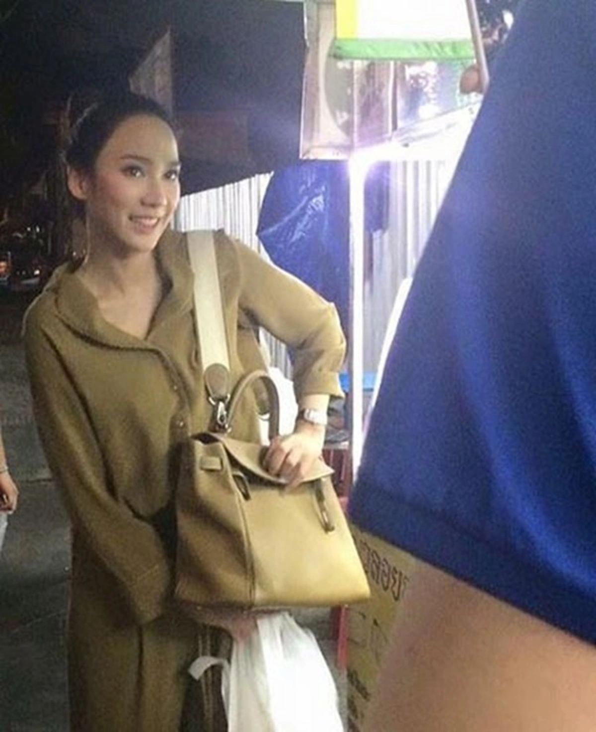 แม่มาแล้ว!! "อั้ม" เคลื่อนไหวครั้งแรก หลังถูก "ลีน่า จัง" ด่า..เป็นซุปตาร์ไร้ผัว งานนี้จัดเต็มถึงใจ แคปชั่นใสๆ แต่ตีความหมายได้เจ็บมาก!?