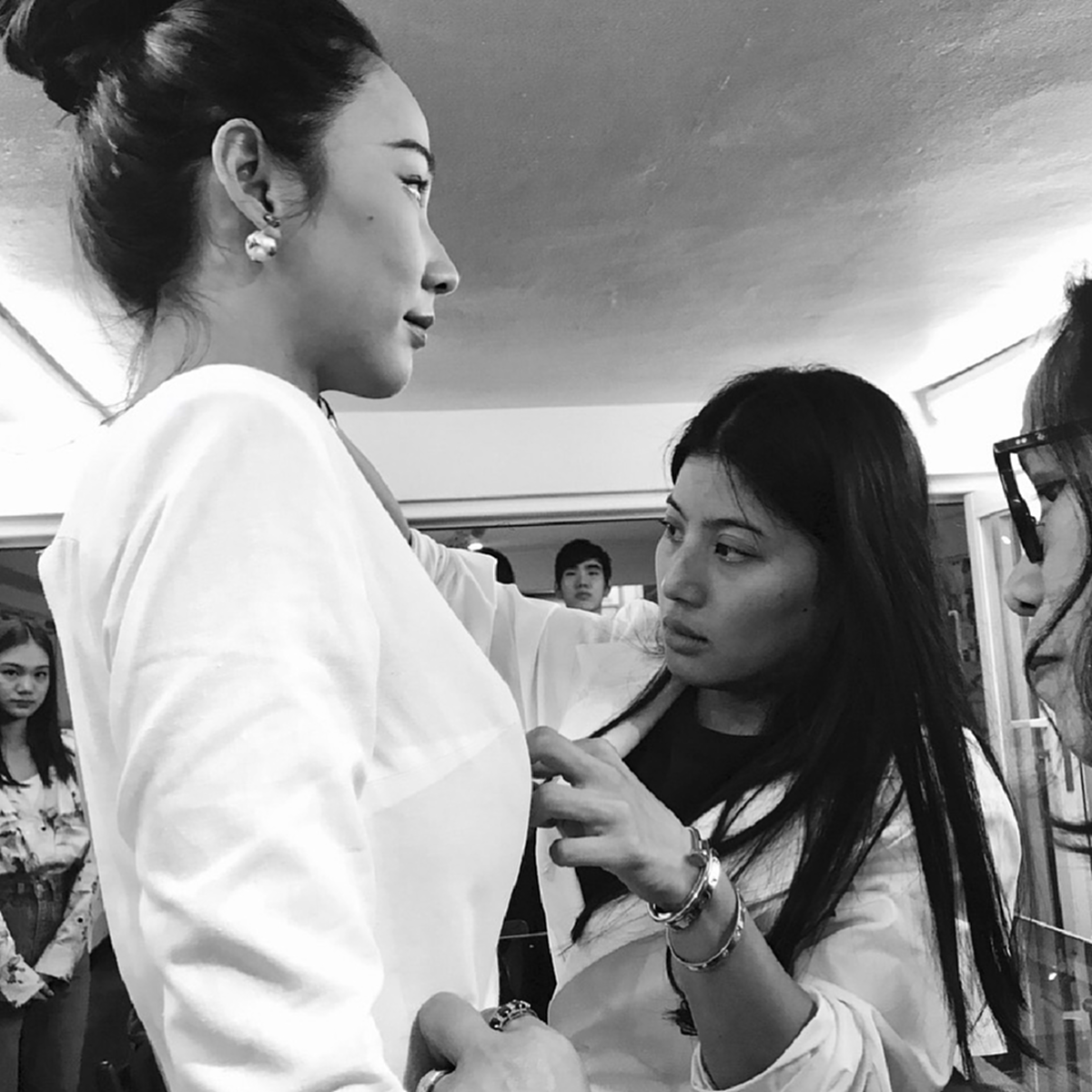 ไม่ถือพระองค์! พระเจ้าหลานเธอ พระองค์เจ้าสิริวัณณวรีนารีรัตน์ ทรงวัดตัวและลองเสื้อผ้าให้ "อั้ม พัชราภา"