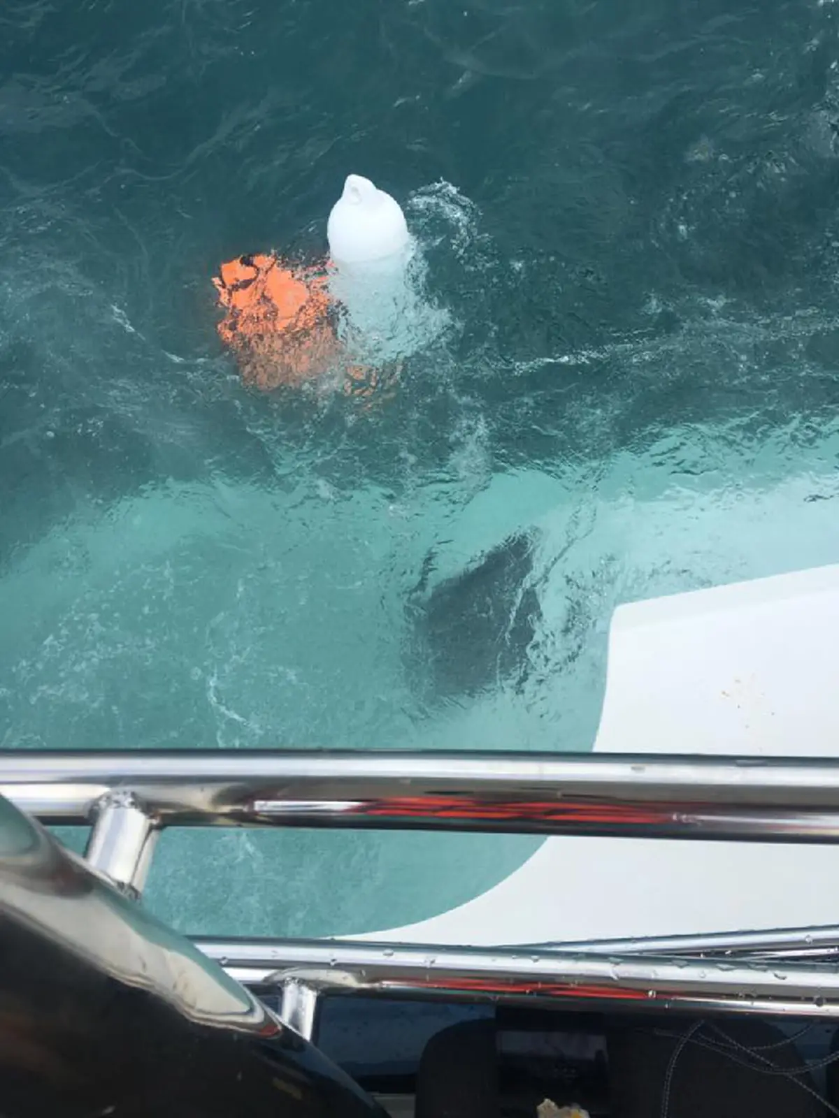 ด่วน!! เกิดเหตุระทึกขวัญเรือนำเที่ยวถูกน้ำทะลักเข้า ล่มกลางทะเลพัทยา(มีคลิป)