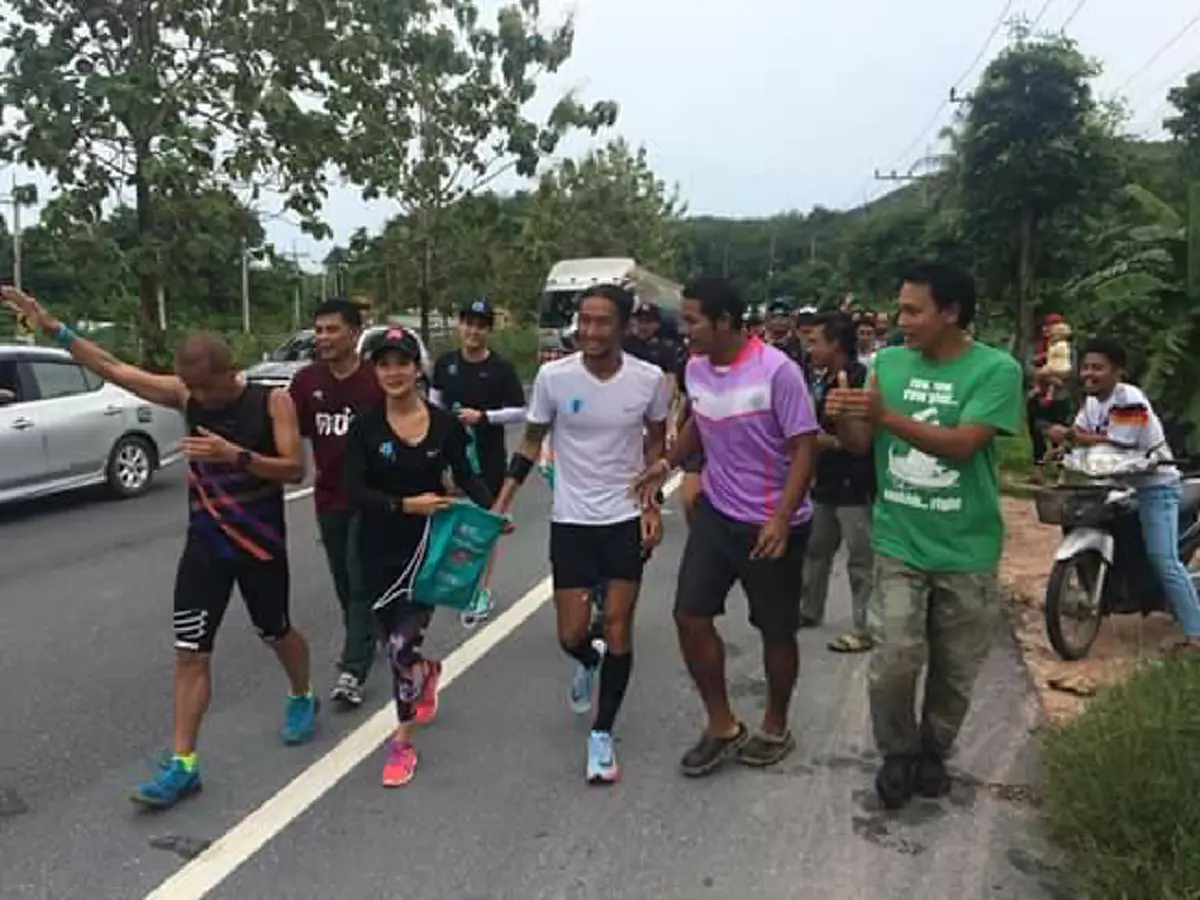 "ให้คลิปมันเล่าเรื่อง"!! "คำพูดสั้นๆ"..ส่งต่อพลังอันยิ่งใหญ่จาก "ตูน บอดี้สเเลม" ..สู่หัวใจ"เด็กน้อย"ที่จะเจริญรอยตาม"ขวัญใจ"ของเขา(คลิป)