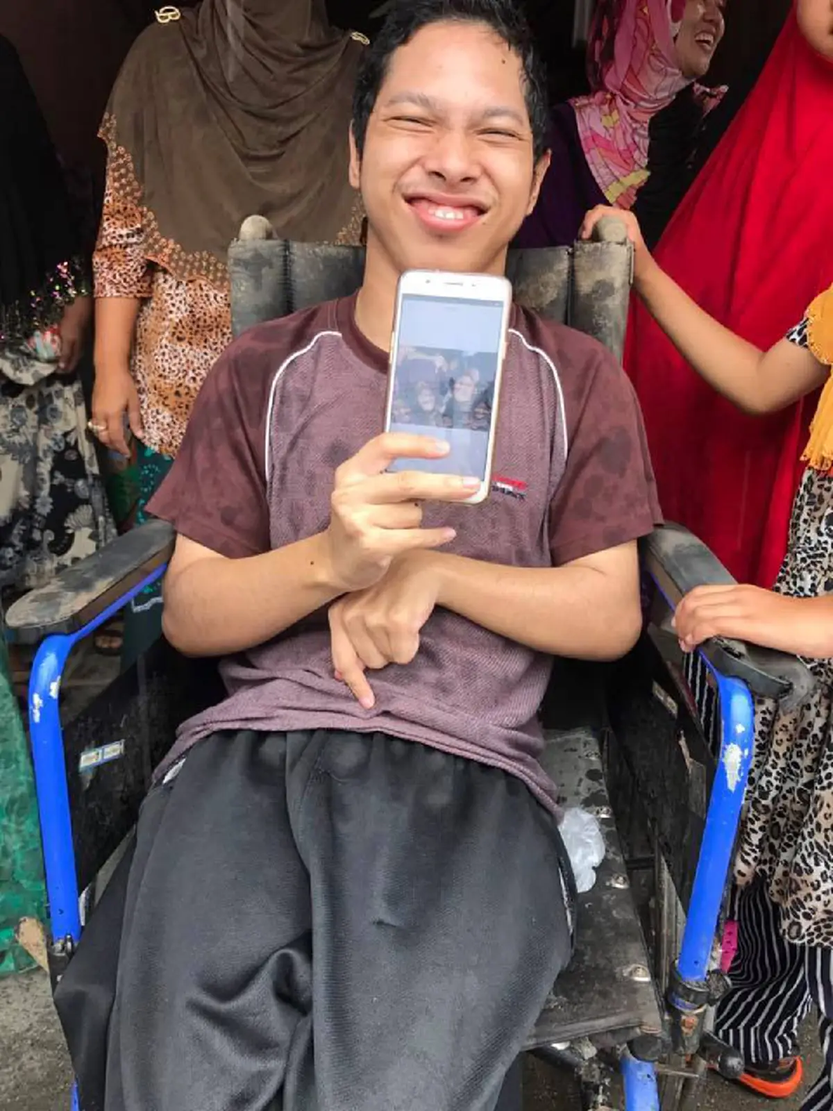 น้ำตาซึม!! อารีเป็น กามาอูเซ็ง เผยความรู้สึกหลังนั่งวีลแชร์พร้อมกับกำเงินที่ตัวเองเก็บไว้ เตรียมส่งมอบให้กับพี่ตูน เเล้วทั้งคู่ก็เจอกัน