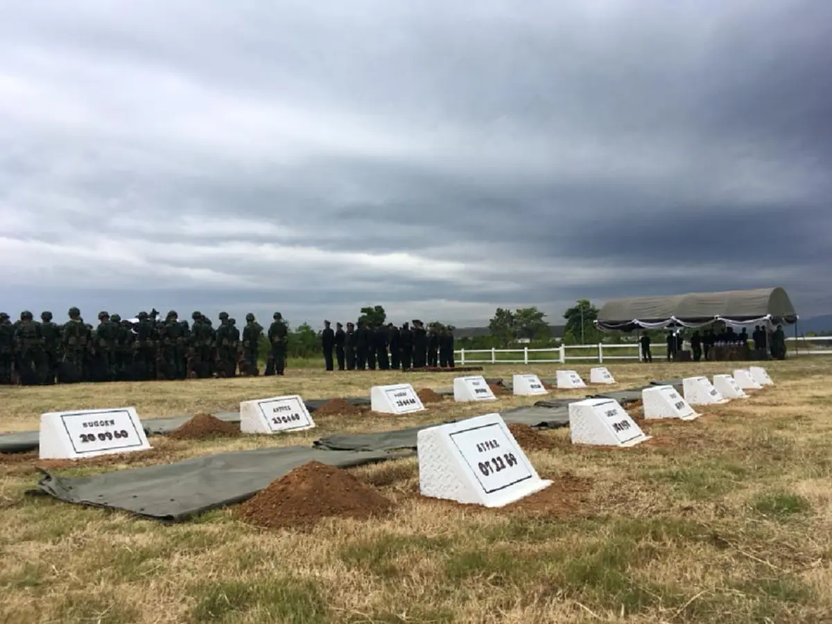 น้ำตาซึม..ด้วยอาลัย!! กองพันสุนัขทหารจัดพิธีฝังเถ้ากระดูก 14 ผู้กล้าสี่ขา ยกย่องคุณความดีครั้งเคียงคู่รั้วของชาติทำภารกิจปกป้องแผ่นดิน (ภาพ)