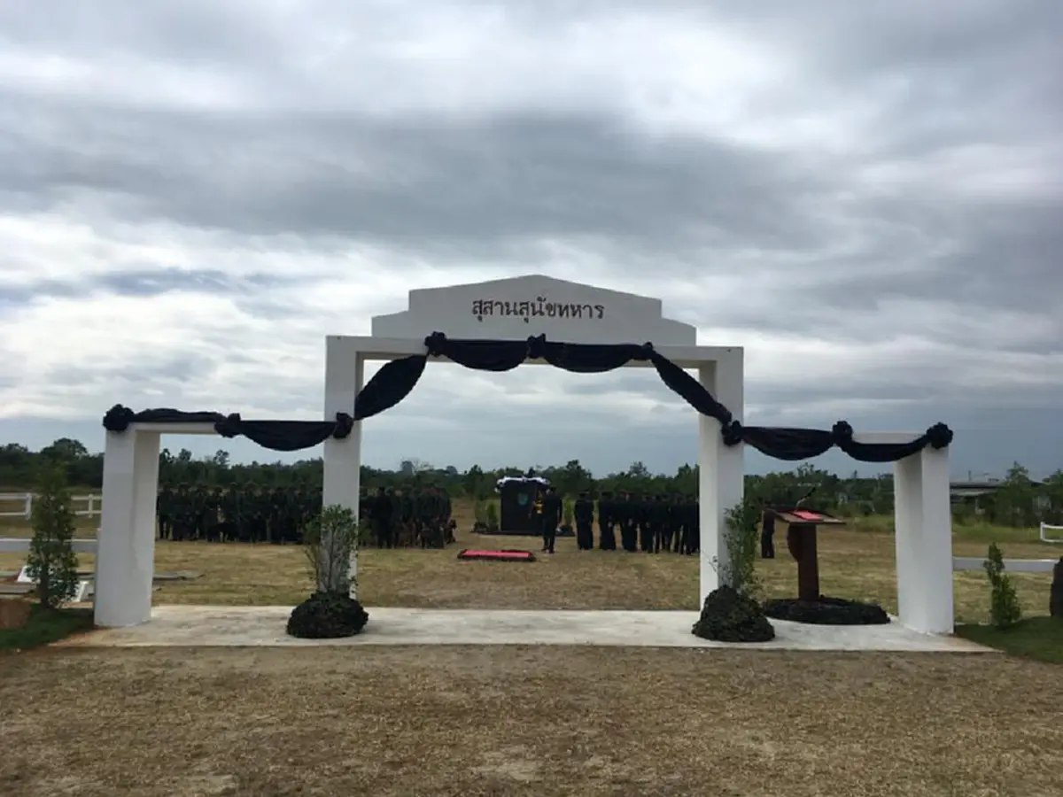 น้ำตาซึม..ด้วยอาลัย!! กองพันสุนัขทหารจัดพิธีฝังเถ้ากระดูก 14 ผู้กล้าสี่ขา ยกย่องคุณความดีครั้งเคียงคู่รั้วของชาติทำภารกิจปกป้องแผ่นดิน (ภาพ)