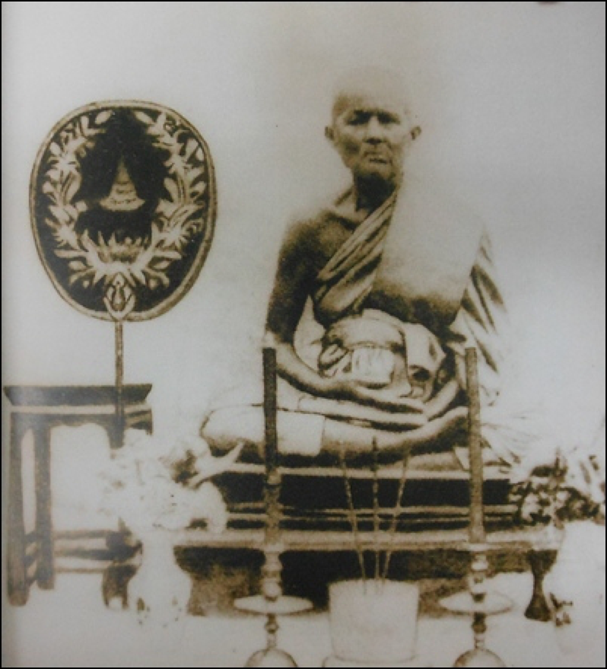 เหนียวจนดัง!! "มีเหรียญหลวงพ่อไปล่วัดกำแพง ถึงไหนถึงกัน"  แม้ก้อนหินข้างทาง ยังเสกให้ขลังได้ ทหารพกไปออกรบ ไม่โดนกระสุน แม้นัดเดียว!