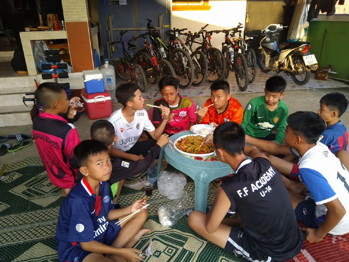 *ฮีโร่ตัวจริง!!! ส่องภาพชีวิต "โค้ชเอก" ผู้อยู่เบื้องหลังและเคียงข้าง "ทีมหมูป่า" ที่สละได้ทุกอย่าง เพื่อให้น้องรอด!!!