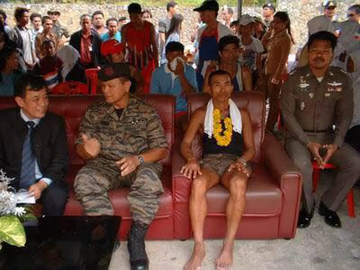 เห็นพี่ตูนวิ่ง ก็ทำให้นึกถึงท่านนี้ !!! "ด.ต.พลาม" วิ่งหาสันติสุขจากแม่สายมาเบตงด้วยรองเท้าคอมแบทเมื่อปี 48...ต่างเป้าหมายแต่หัวใจเดียวกัน!