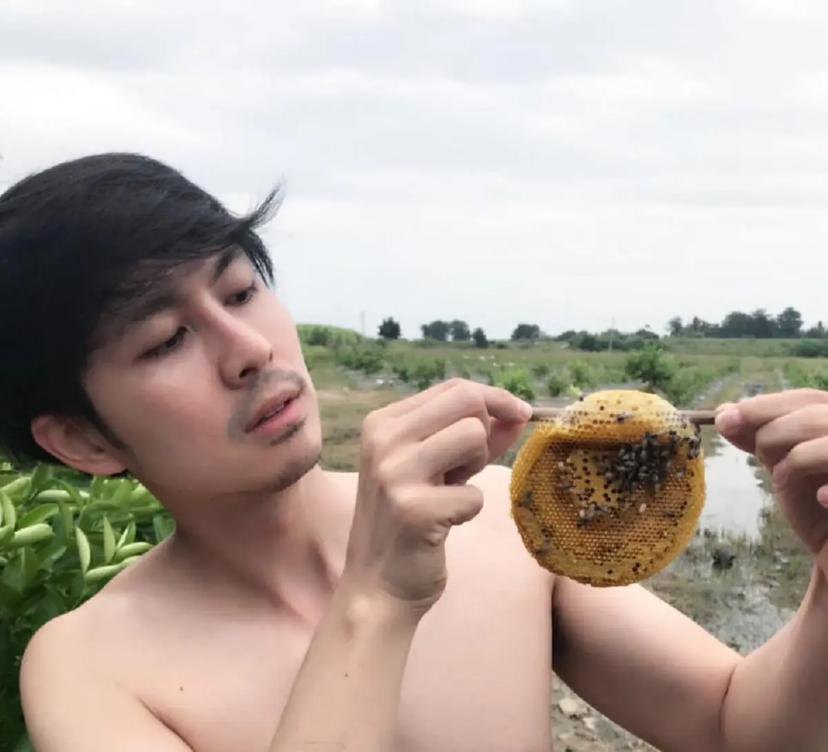 อื้อหือ !!  หล่อไม่แพ้พ่อ คนนี้ไง ทายาทของนักแสดงรุ่นใหญ่  "อนุสรณ์ เดชะปัญญา"  หันมา ถึงกับตะลึง เพราะเขาคือนักร้องค่ายดัง