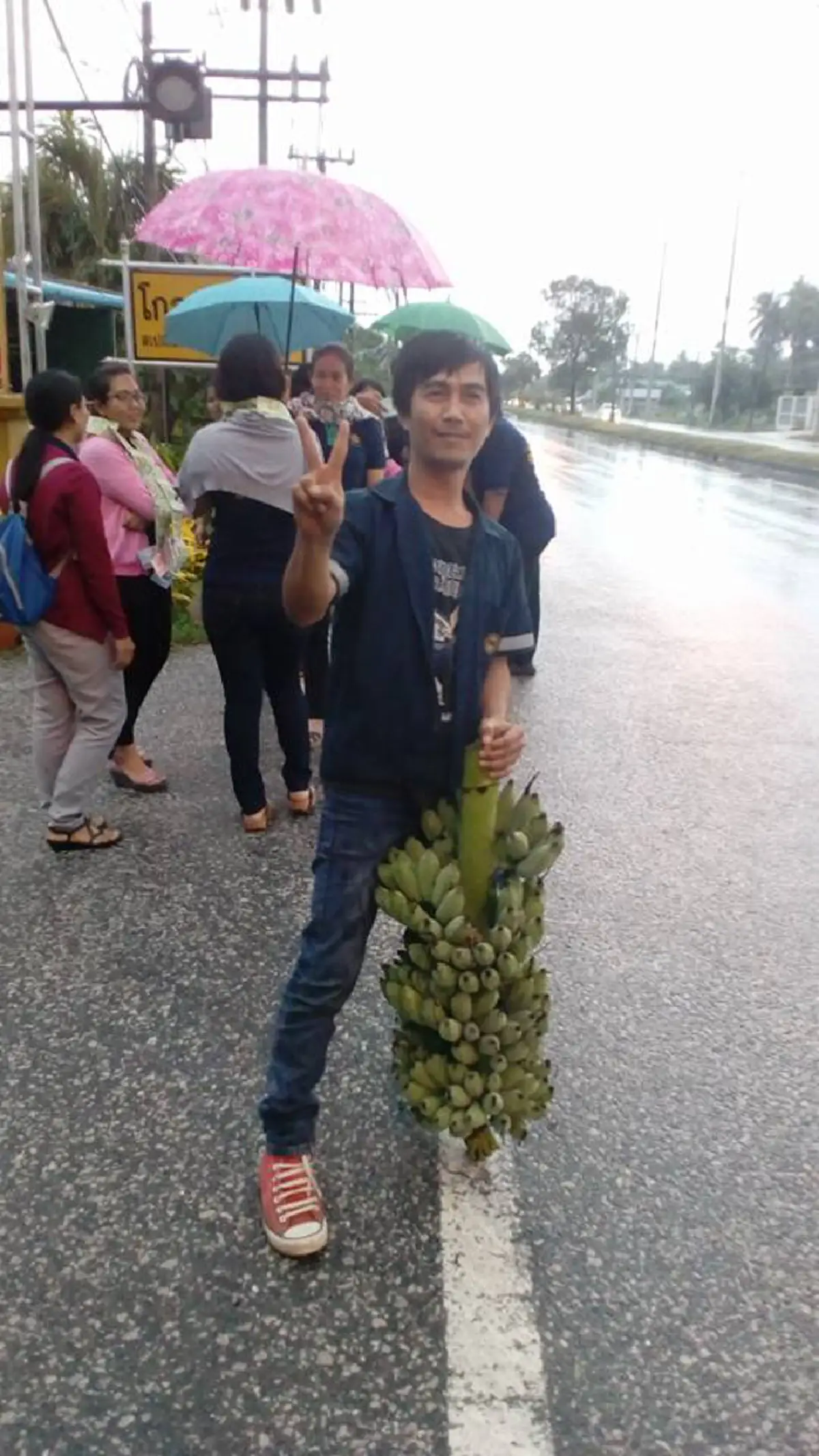 เอาจริง หรือ เอาฮา!!! “พี่ตูน” ออกอาการเหวอ เมื่อเจอหนุ่มสงขลา ยืนรอให้กล้วย กลางสายฝน (คลิป)