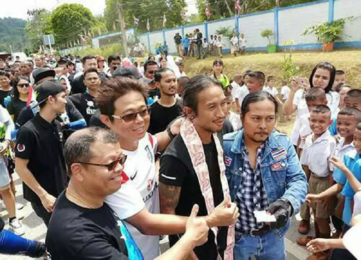 เห็นพี่ตูนวิ่ง ก็ทำให้นึกถึงท่านนี้ !!! "ด.ต.พลาม" วิ่งหาสันติสุขจากแม่สายมาเบตงด้วยรองเท้าคอมแบทเมื่อปี 48...ต่างเป้าหมายแต่หัวใจเดียวกัน!