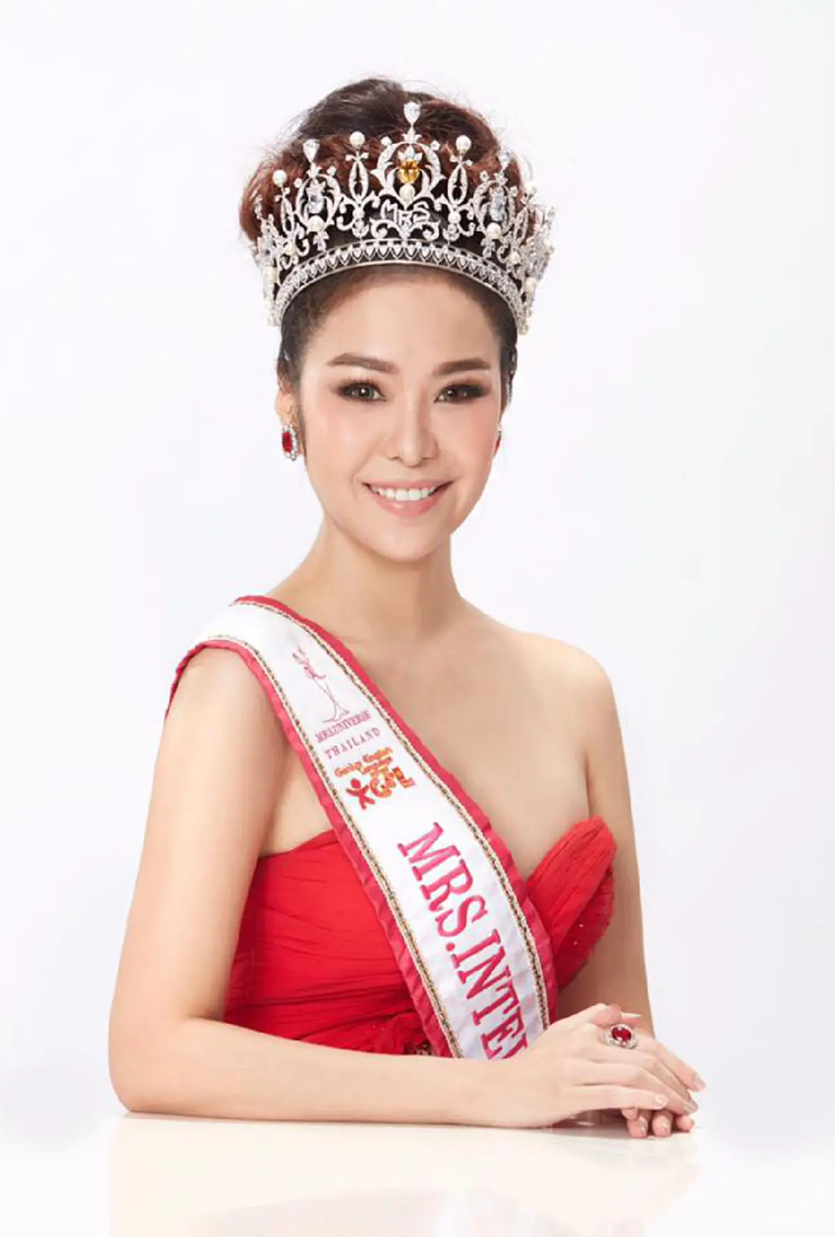 ช็อควงการ !! กองประกวด  Mrs. Universe Thailand ปลดนางงามจากตำแหน่ง และแต่งตั้งรอง 1 ขึ้น ปฎิบัติหน้าที่แทน