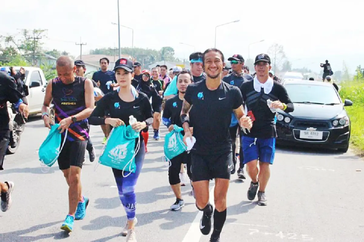 พี่ขอโทษนะ!! "สาวสวย"ใจสู้ อาสาวิ่งกับ"พี่ตูน"ครบระยะ จนบาดเจ็บ!! โพสต์ซึ้ง..ความเป็นสุภาพบุรุษของพี่ตูน..หลายๆคนคงอยากรู้ว่า"เธอ"เป็นใคร??