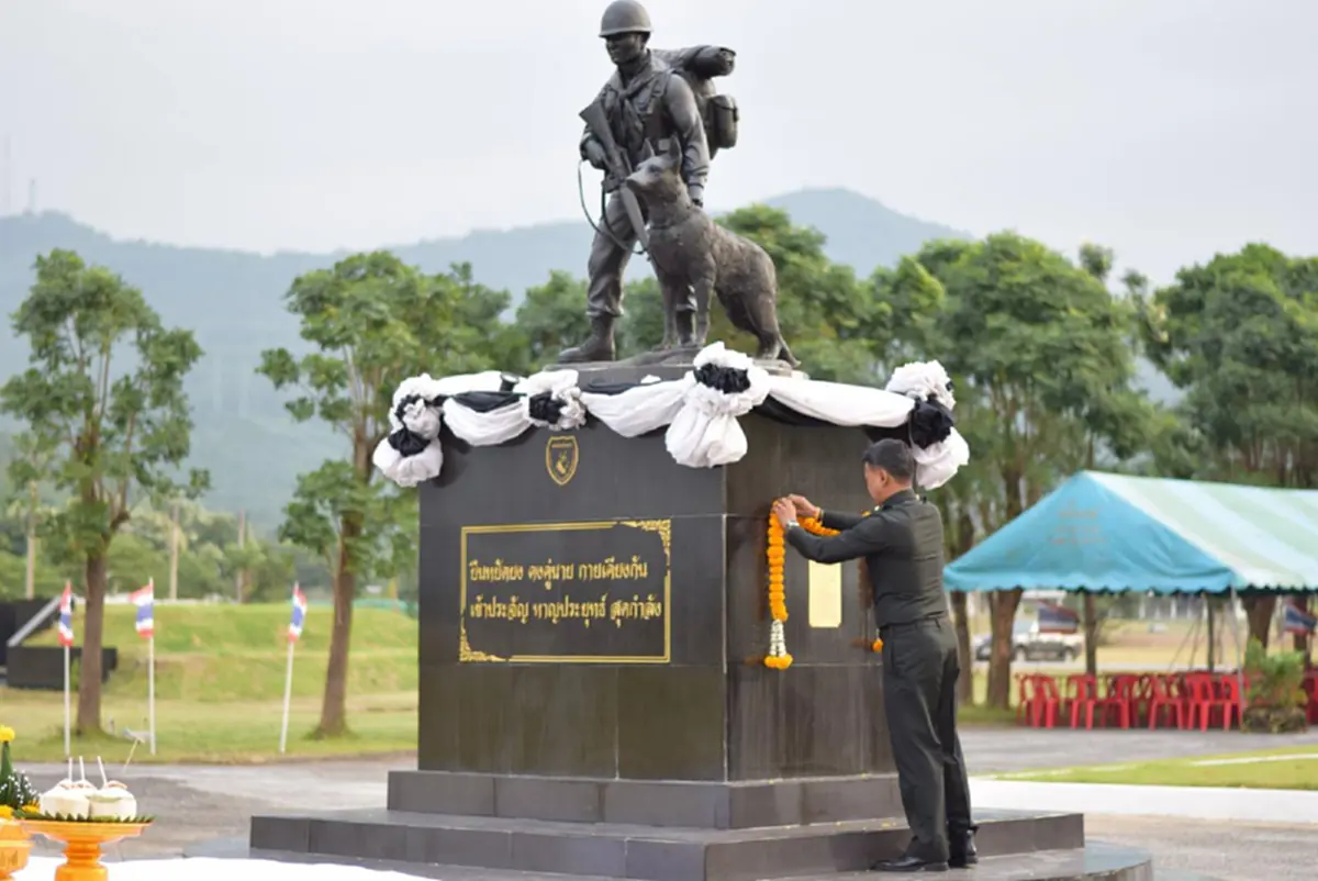 น้ำตาซึม..ด้วยอาลัย!! กองพันสุนัขทหารจัดพิธีฝังเถ้ากระดูก 14 ผู้กล้าสี่ขา ยกย่องคุณความดีครั้งเคียงคู่รั้วของชาติทำภารกิจปกป้องแผ่นดิน (ภาพ)