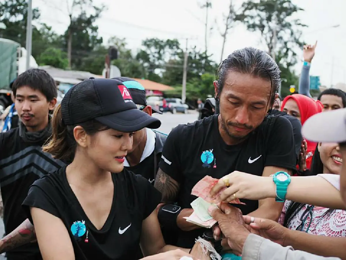 พี่ขอโทษนะ!! "สาวสวย"ใจสู้ อาสาวิ่งกับ"พี่ตูน"ครบระยะ จนบาดเจ็บ!! โพสต์ซึ้ง..ความเป็นสุภาพบุรุษของพี่ตูน..หลายๆคนคงอยากรู้ว่า"เธอ"เป็นใคร??