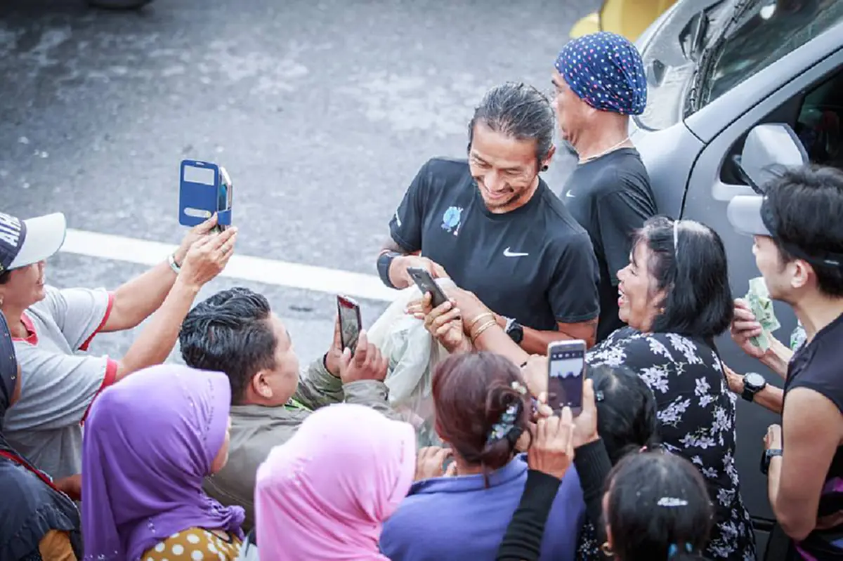 ภาพนี้..เห็นเเล้วชื่นใจ!! "พี่ตูน" กับอิริยาบถสบายๆ..ยิ้มเเย้ม!! ในวันพักผ่อน..ก่อนเริ่ม"ก้าว"..อีกครั้งวันพรุ่งนี้ (ภาพ,รายละเอียด)