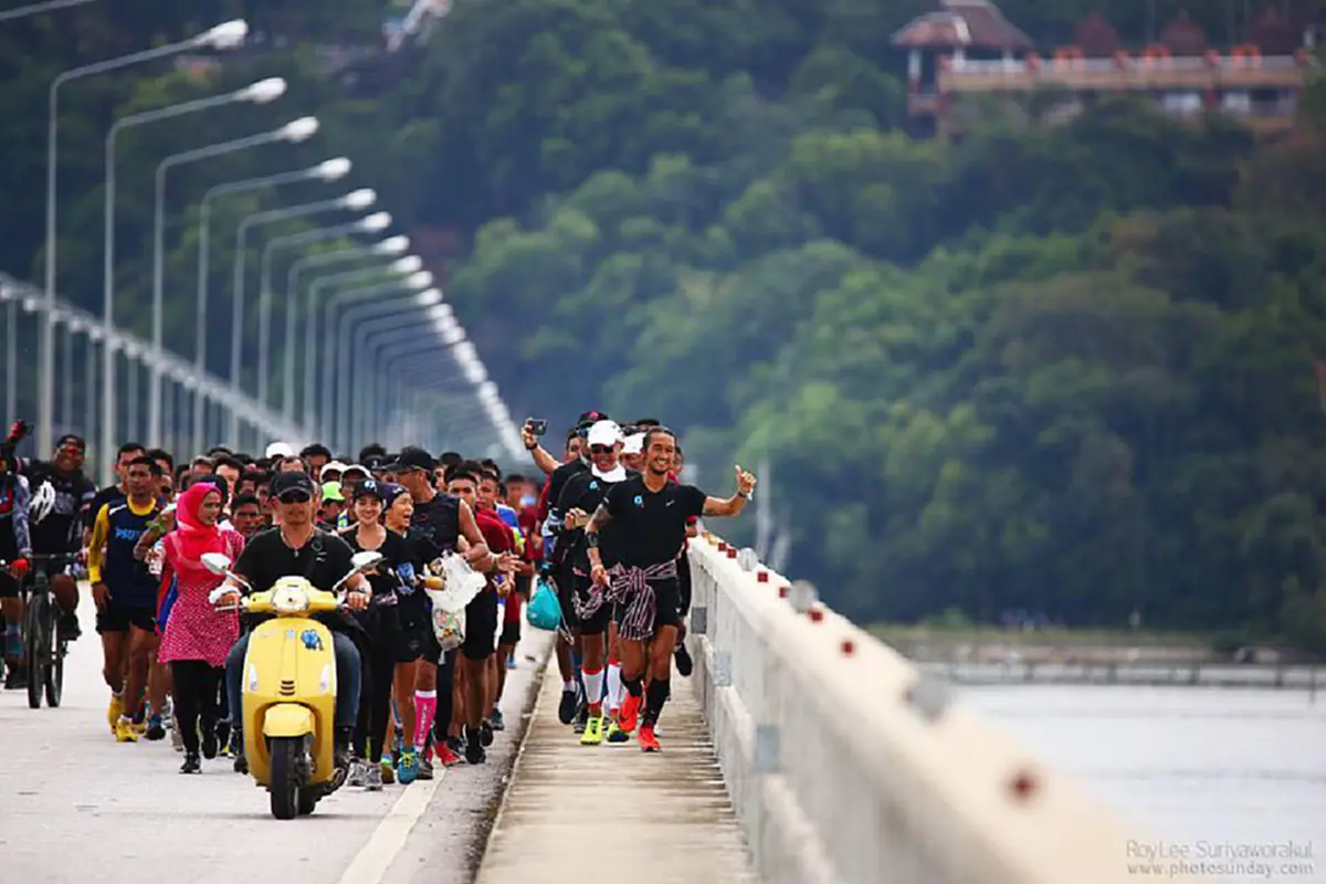 เรือเล็กควรออกจากฝั่ง!! เจอตัวเเล้ว "FCตัวจริง"..นั่งเรือหางยาวชูป้าย,ตะโกนเชียร์สุดใจ...ขณะ"พี่ตูน" วิ่งผ่าน "สะพานติณสูลานนท์"(ชมคลิป)