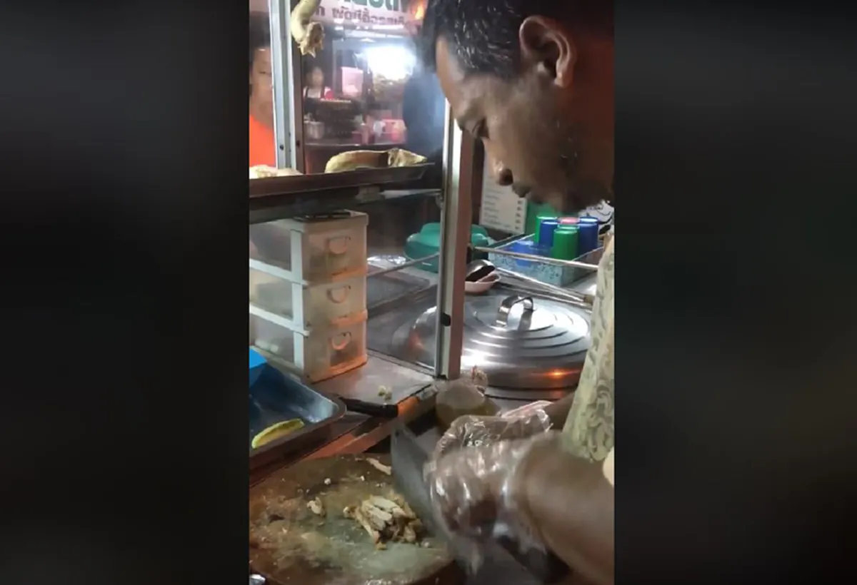 หัวใจพี่หล่อมาก!! "พ่อค้าข้าวมันไก่"เหลือบเห็น"คุณป้า"ท่าทางหิวโซ หน้าร้าน??เขาได้อิ่ม..เราได้บุญ!!ยกมือไหว้ท่วมหัวจากใจเเทนคำขอบคุณ(ชมคลิป)