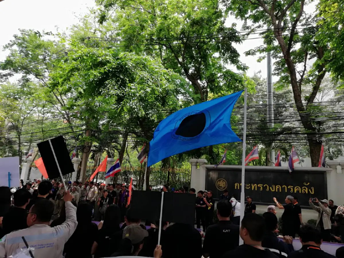 ต่อต้านถึงที่สุด!! "สหภาพฯทีโอที-กสท" เดินเท้าถึงรั้วทำเนียบฯ ร้อง "นายกฯตู่" ระงับโอนทรัพย์สิน สะพัดเอกสารส่อเปิดช่องเอกชนฮุบรสก.!?? (คลิป)