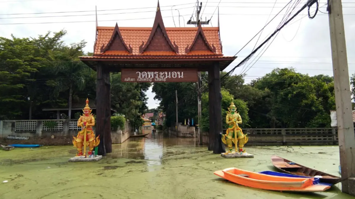 ลงพื้นที่น้ำท่วม!! อินทร์บุรียังอ่วม จุดต่ำสุดลึก 120 ซ.ม ชาวบ้านลุ้นให้ระดับน้ำลดลง!! (เจอดี - คลิป)