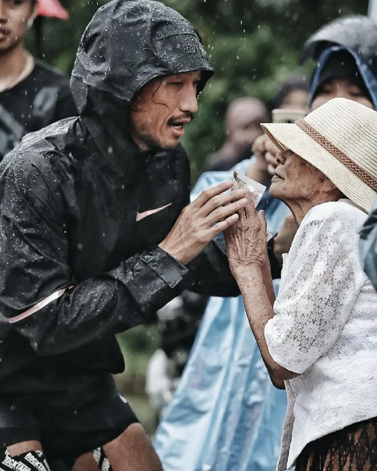 เอาจริง หรือ เอาฮา!!! “พี่ตูน” ออกอาการเหวอ เมื่อเจอหนุ่มสงขลา ยืนรอให้กล้วย กลางสายฝน (คลิป)