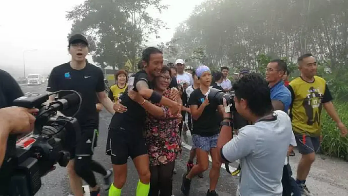 ช็อตทำน้ำตาซึม!! สาวเล่านาที ตูน บอดี้สแลม โผกราบหญิงชราขอโทษให้คอยนาน พร้อมอ้อนน่ารักๆ "ยายหอมแก้มให้กำลังใจหน่อยครับ"