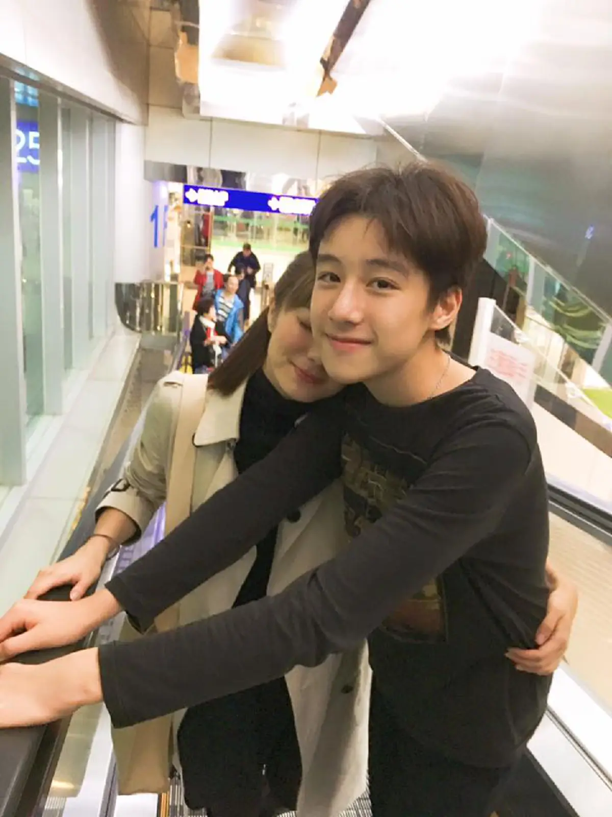 ใจพี่ไม่ไหวแล้วว!!! ส่องภาพ "หนุ่มน้อยวัย 13" ฉายแววหล่อระดับพระเอก จนสาวๆ กรี๊ดทั้งโซเชียล #DNAชัดพรีเมี่ยมได้ใคร!?! (มีภาพ)