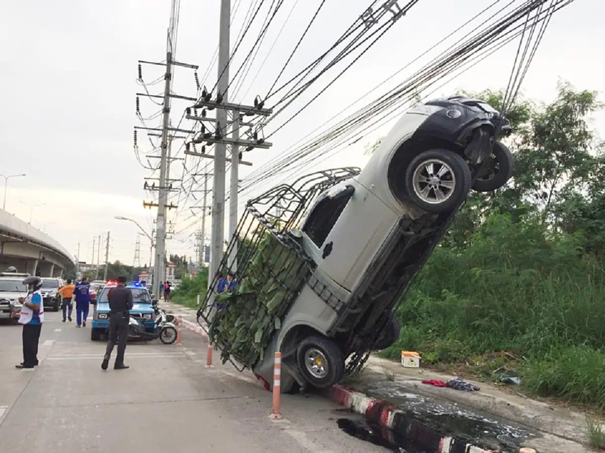 ท่าสวย !!! กระบะแหกโค้งพุ่ง ไปติดอยู่บนสายสลิง เสาไฟฟ้าแรงสูง