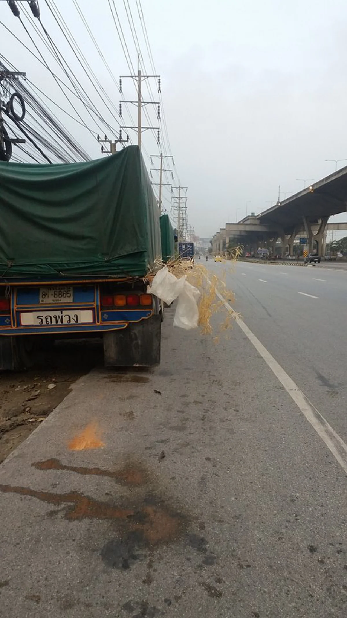 ใครผิดกันแน่!! หนุ่มรถเสียจอดรอซ่อมข้างทาง จู่ๆ โดนแจกใบสั่ง...พออ่านข้อหาถึงกับฉุนหนัก ชาวเน็ตเสียงแตกตร.ทำถูกแล้ว?