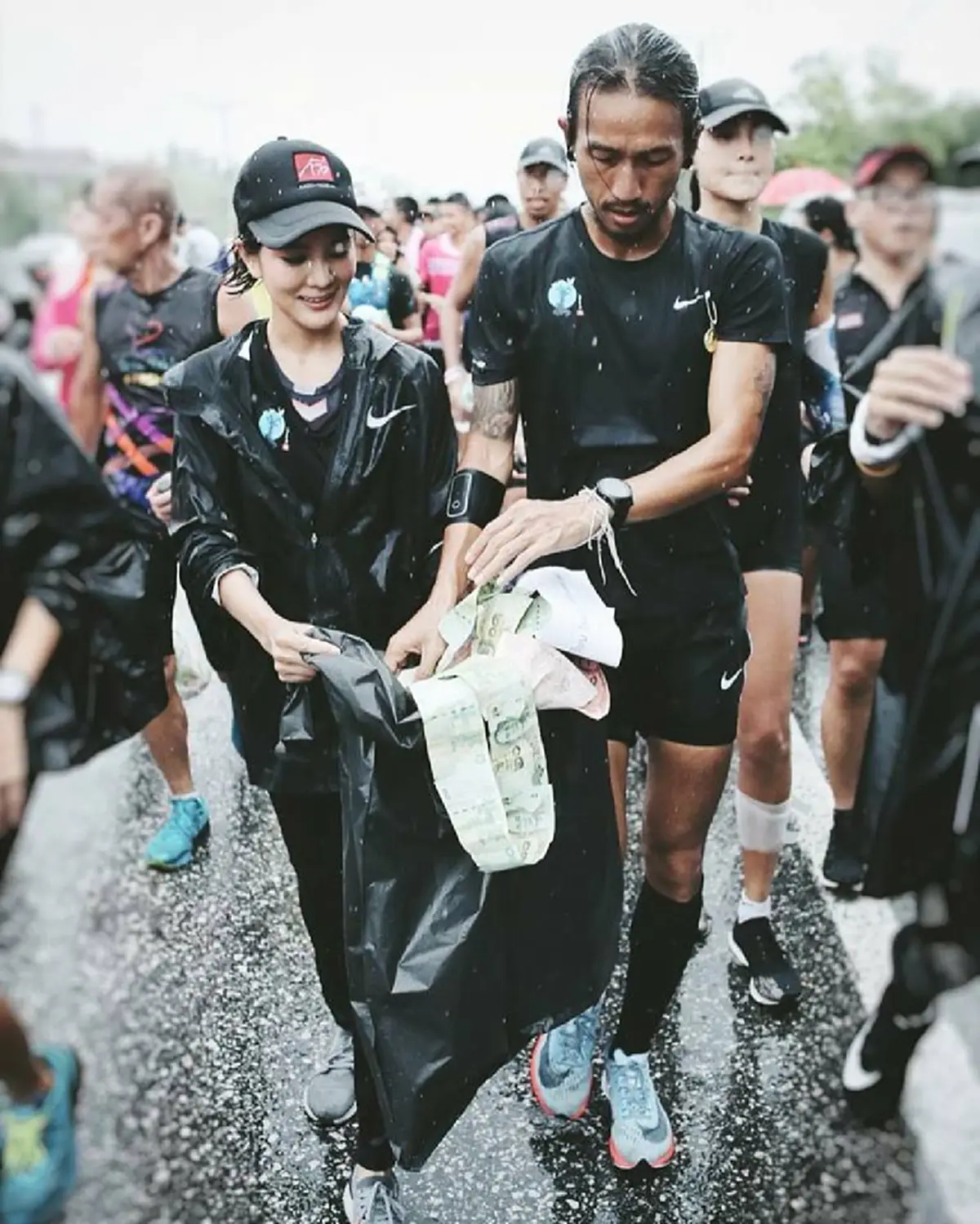 ขอชื่นชมกับความตั้งใจ!! เด็กหญิงวัย 11 ขวบ ออกวิ่งหาเงินมอบให้พี่ตูน วันเดียว ได้กว่า 3 แสนบาท  น้องเผย มี “พี่ตูน” ไปไอดอล