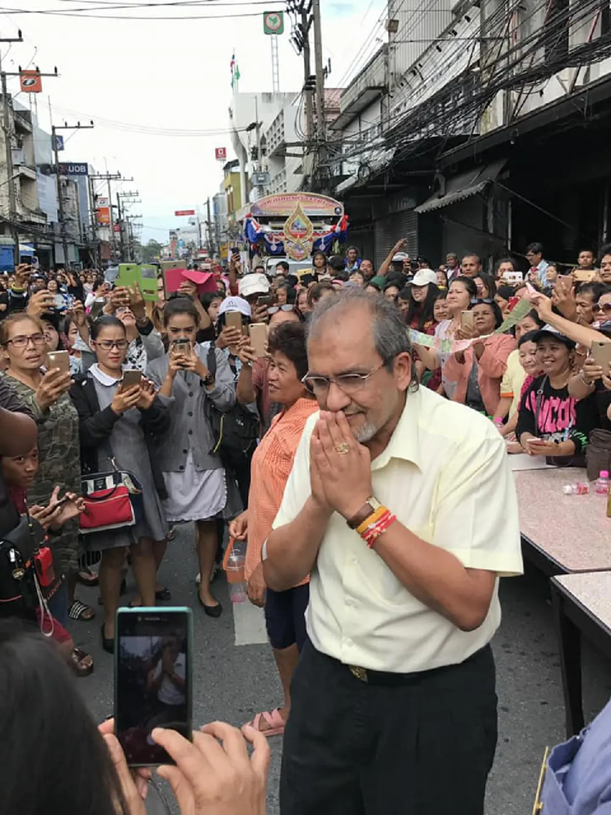ที่สุดเเห่งความประทับใจ!!  "เศรษฐีผู้ใจบุญ"  ก้มกราบขอบคุณ...สำนึกในเเผ่นดินที่เขาเติบโตมา!!..ขอคารวะด้วยหัวใจ??!! (รายละเอียด)