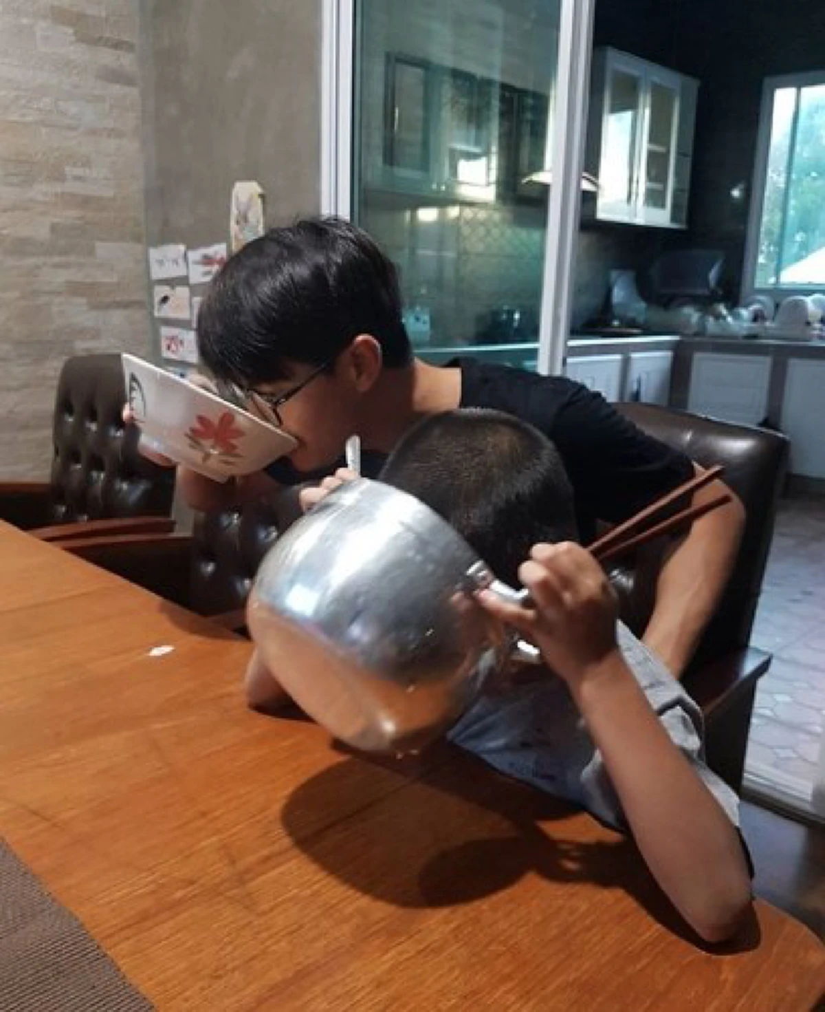 ไม่จำเป็นต้องหรู ก็อยู่ได้ !! ส่องวิถีชีวิตนอกจอ และวิธีการสอนลูกของพระเอกหนุ่ม ลูก 2  ยึดหลักเศรษฐกิจพอเพียง !! (ชมภาพ) 