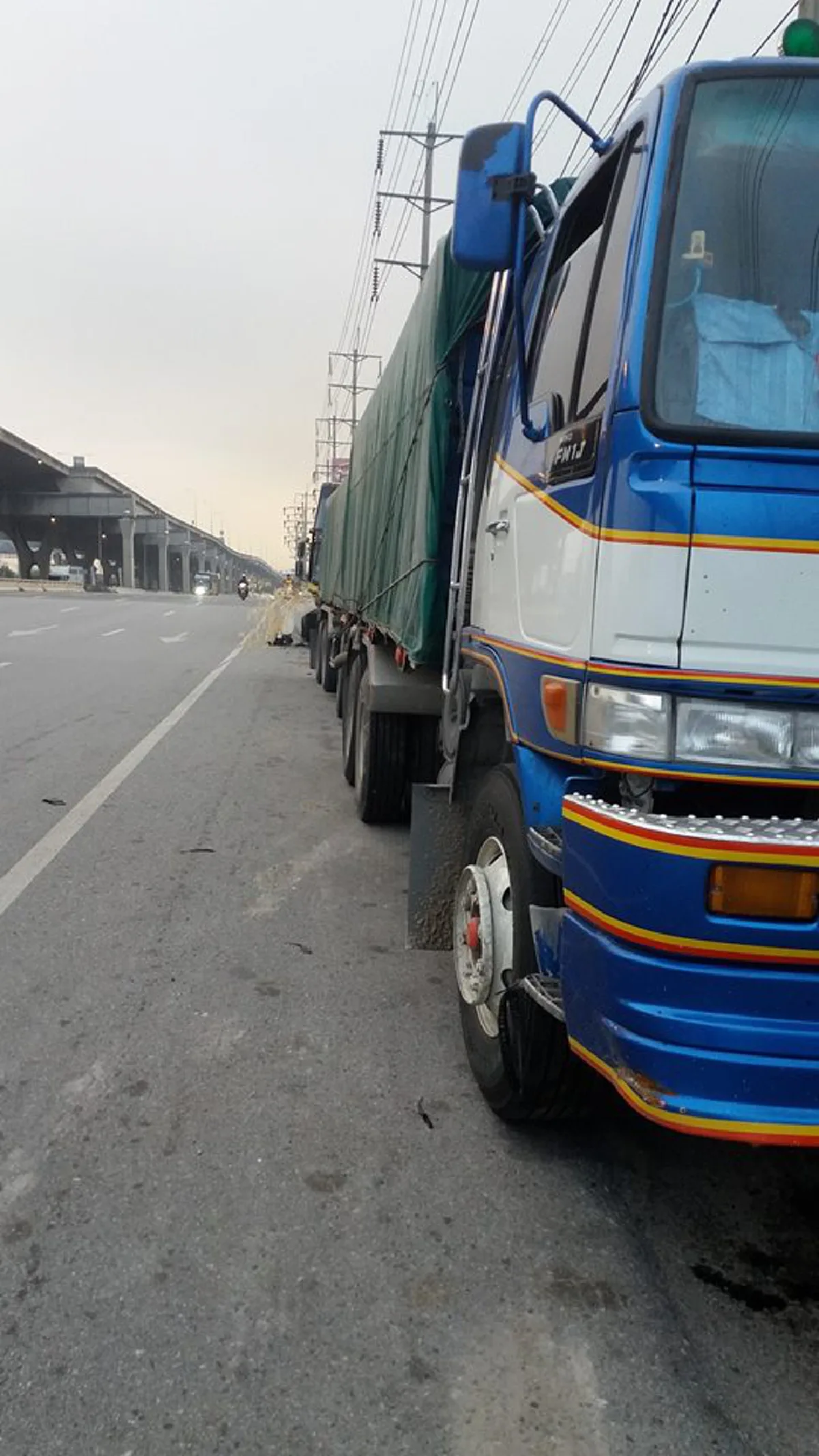 ใครผิดกันแน่!! หนุ่มรถเสียจอดรอซ่อมข้างทาง จู่ๆ โดนแจกใบสั่ง...พออ่านข้อหาถึงกับฉุนหนัก ชาวเน็ตเสียงแตกตร.ทำถูกแล้ว?