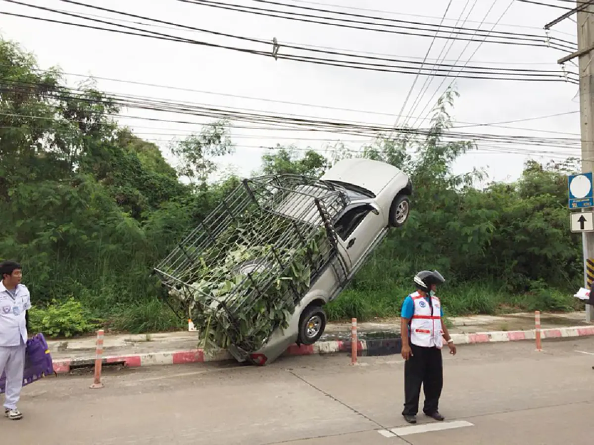 ท่าสวย !!! กระบะแหกโค้งพุ่ง ไปติดอยู่บนสายสลิง เสาไฟฟ้าแรงสูง