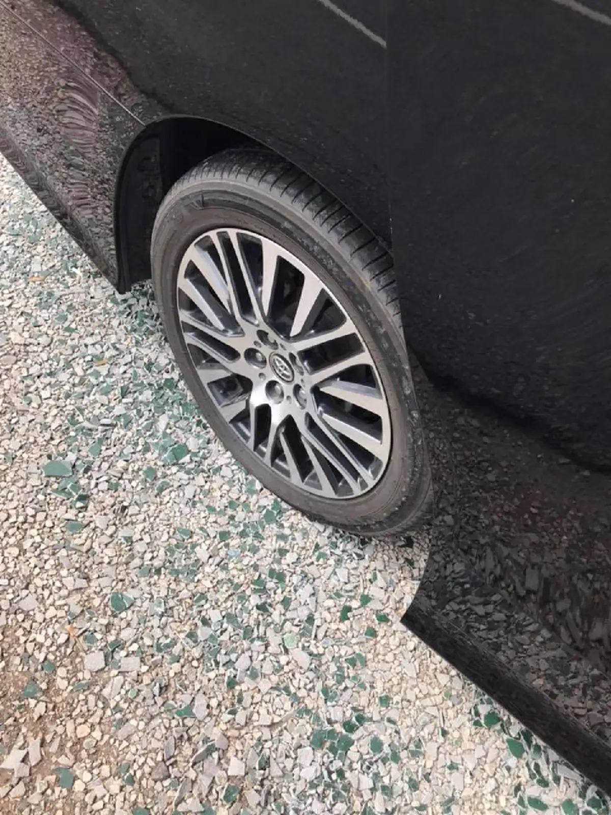 "หากินกับวัดก็ว่าแย่แล้ว" หนุ่มเล่าประสบการณ์สุดช้ำใจ เมื่อครั้งไปทำบุญที่วัดกับครอบครัวแต่เจอคนใจบาปกรีดยางรถอย่างแบนติดถนน