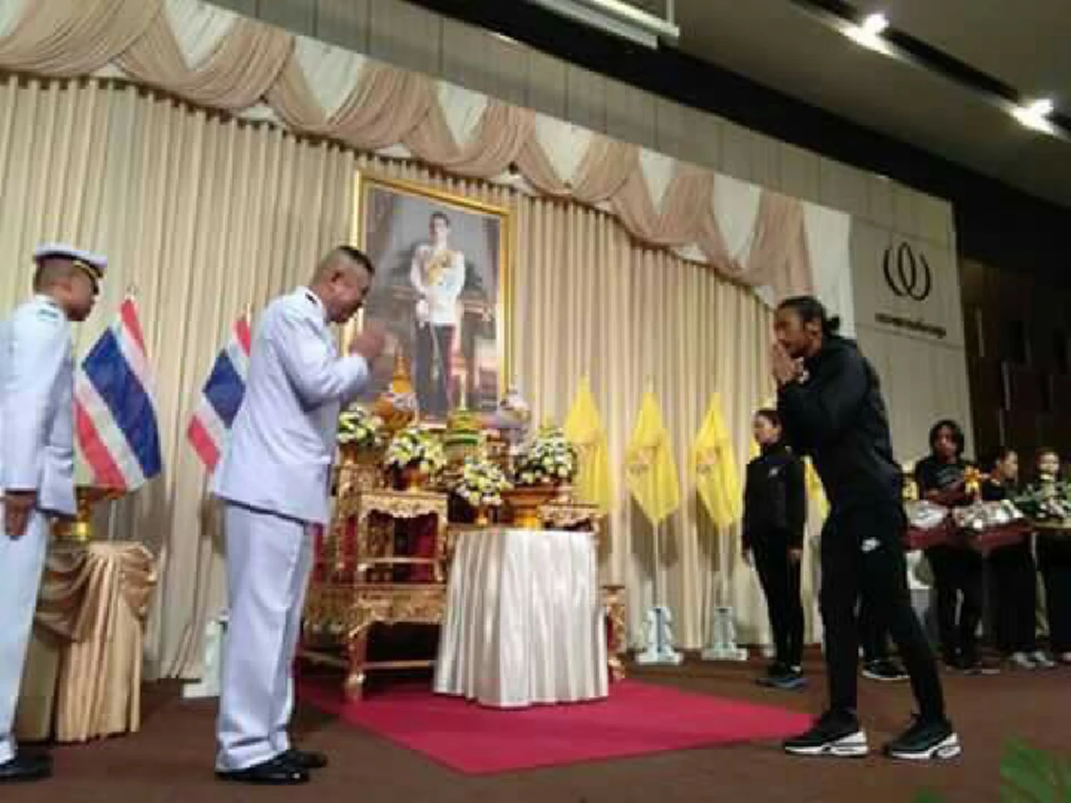 ซาบซึ้งในพระมหากรุณาธิคุณ !! เปิด3สิ่งของมหามงคล..."ตูน บอดี้สเเลม" เเละทีมงาน "ก้าวคนละก้าว" เข้ารับพระราชทานจาก "ในหลวงร.10" (รายละเอียด)