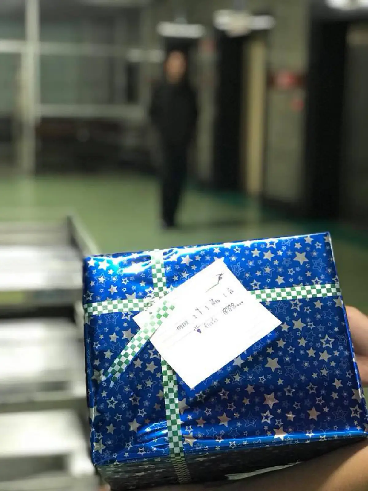 มือไม้สั่นค่ะพี่!! เมื่อแฟนหนุ่มทำเซอร์ไพรส์แฟนพยาบาลสาวสวย มาดูอาการดีใจหลังจากเปิดของขวัญ คงต้องบอกว่าน่าอิจฉาหนักมาก (คลิป)