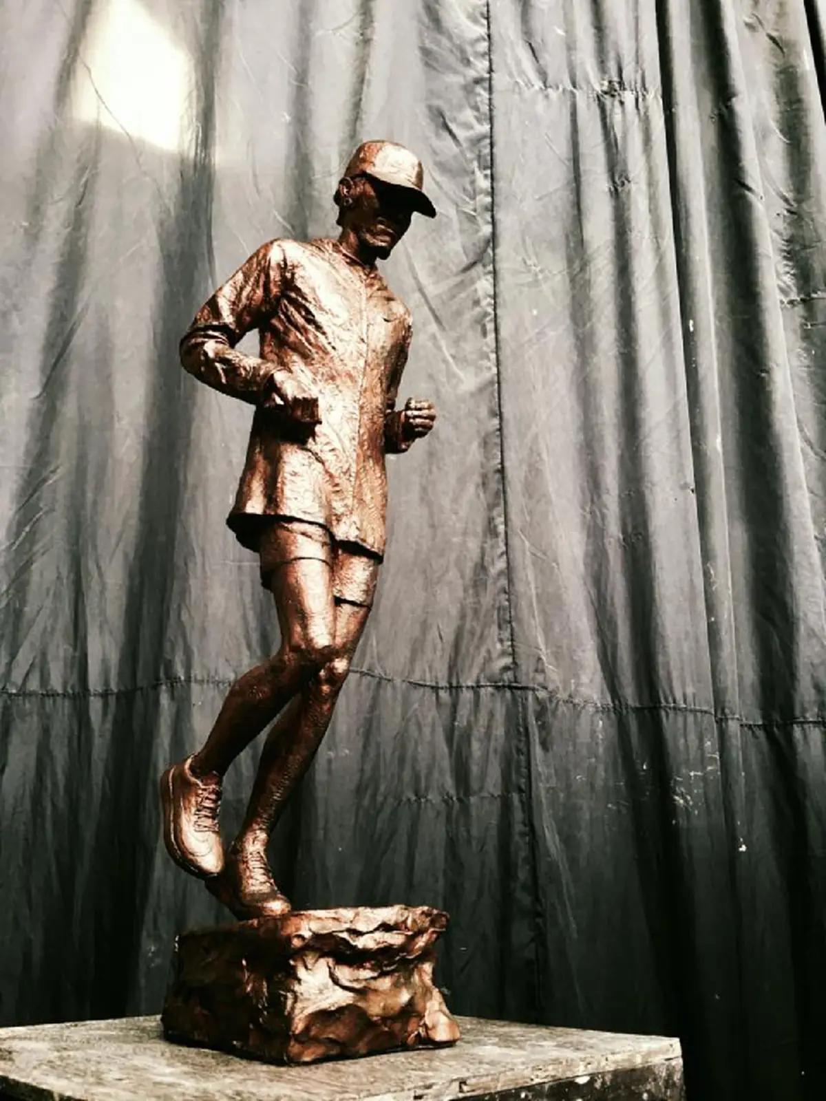 ดูสดชื่นขึ้นเยอะเลย"พี่ตูน" !! "ตูน บอดี้สเเลม" รับมอบ "รูปปั้น" ให้กำลังใจจากมือ "อ.เกียร์" ...พร้อมโพสต์ขอบคุณสุดซึ้ง..."รัก" !!  (ชมภาพ)