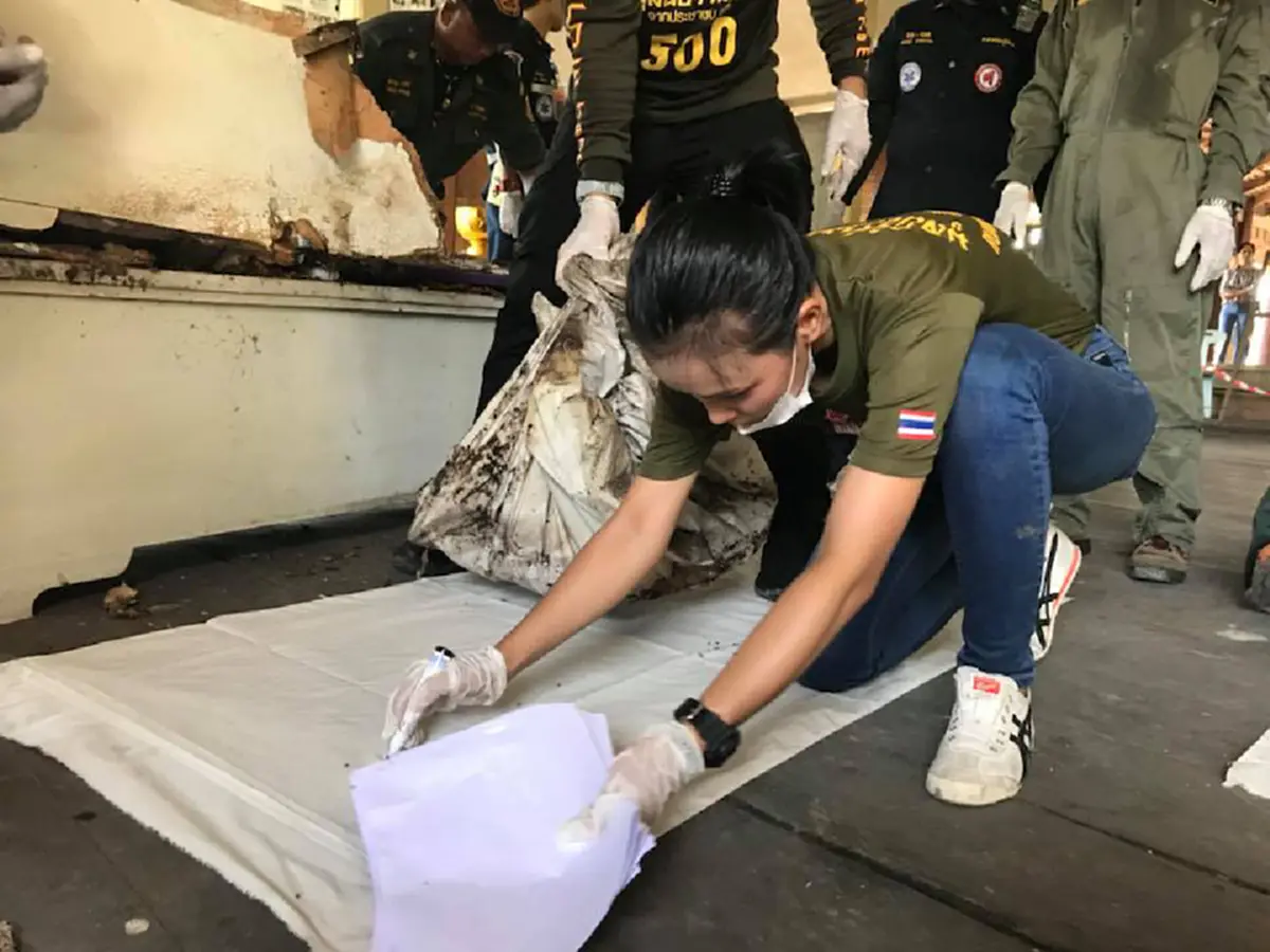 ไทด์ เอกพันธ์ นำทีมจนท.และอาสาสมัครมูลนิธิร่วมกตัญญู นำศพไร้ญาติกว่า10ศพ ที่ถูกทิ้งไว้ มาทำความสะอาดและสวดพระอภิธรรมก่อนจะณาปณ