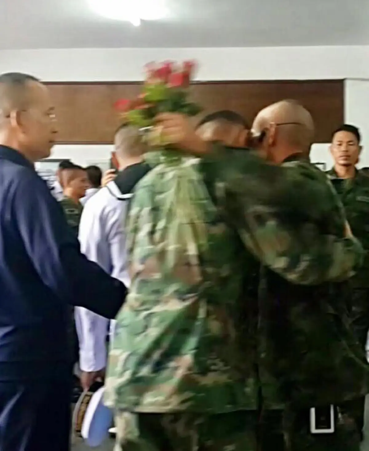 พล.ร.ต. ขึ้นโรงพักพาลูกชายให้การ ยันโดนครูฝึกทำร้ายซี่โครงหัก ลั่นป้องเกียรติยศ...ถูกบิดเบือนพ้นสภาพนร.หลักสูตร RECON เพราะฝึกบาดเจ็บเอง??